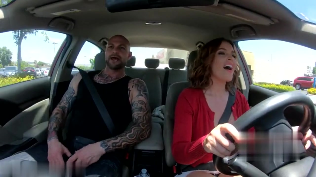 成人时间-你的胸部在这里！车里有他妈的奶妈MILF Krisy Lynn