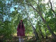 穿过树林的一次散步以一个面部表情完美的步行者结束