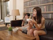 疫情封闭在家受不了 美丽又大方的合租舍友