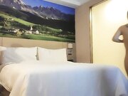 高质量外围女神 身材娇小很匀称的超级甜美可爱女生 有恋爱的感觉了