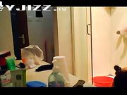 浴室装个针孔摄像偷拍女朋友的同居闺蜜洗澡身材不错哦