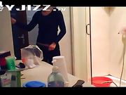 浴室装个针孔摄像偷拍女朋友的同居闺蜜洗澡身材不错哦