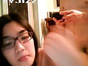 华裔眼镜美女和外国男友在房间爱爱