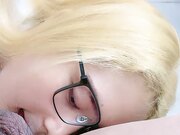 JK装一头金发眼镜妹被炮友狂草蹲在地上深喉骑乘