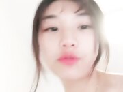 苗条妹子一个人在卧室中反锁门跳蛋自慰特写粉穴