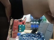 超市的风骚老板娘在顾客挑选货物的时候跟小哥在后面加班啪啪给狼友看