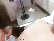 风情学妹露脸趴在纹身大哥胯间舔弄大鸡巴