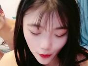 逼逼没有几根毛很是诱惑 全程露脸舔弄大鸡巴 沙发上各种玩弄射在逼上