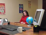 为不让儿子被学校开除在办公室里让校长狠狠操一顿的性感小妇人