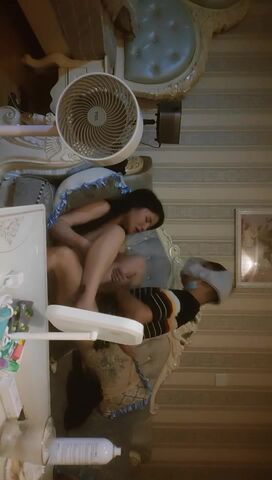 撩起裙子埋头舔逼 沙发上操 骑乘抽插 两个大奶子操的直晃