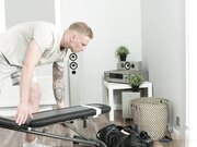 S型性感迷人女郎拿出俩假阳具插菊花和猛男健身器械上爱爱高潮享受