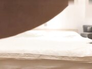 小姐姐沙发上舔吸鸡巴奋力插入逼穴啪啪猛搞