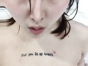 露脸小骚逼伺候3个大鸡巴让大哥草嘴射里面