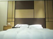 小宝寻花外围妹子坐在身上调情一番舌吻摸奶