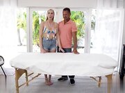 公共场合快速口交导致在家里他妈的身材娇小的女朋友