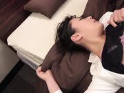 一个男人在一个黑暗狭窄的入口处脱下西装 摸索着自己的身体1