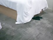 一群小年轻躲在在酒店里面化妆镜前后入啪啪做爱 幼师妹子身材炮架子