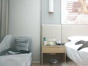 黑丝学生装嫩妹酒店展示美腿淫穴各种诱惑