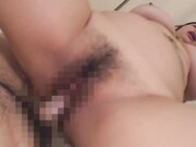 她将鸡巴夹在因溢出的喉咙汁液而滑溜溜的乳房之间2