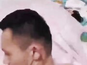 劲爆吃瓜山东捉奸事件骚货偷情还理直气壮趁老公不在家喊来野汉子偷情正在啪啪老公闯入