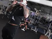 在健身房锻炼后鸡巴爆草人妻肛门玩弄