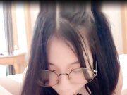 可爱女友前戏口活特写，认真舔的样子非常美