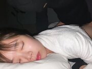 一个穿制服的女孩在邻居的垃圾房里被一个气味怪异的中年男人怀孕了2