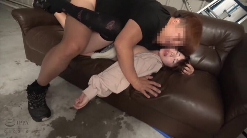 当她一边发出调皮的声音一边吸吮鸡巴时 她的兴奋感逐渐增强 2