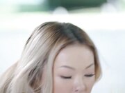 白色短热裤娇小身材迷人笑容女孩樱桃小嘴里含着超大粗黑鸡巴操进粉嫩鲍鱼