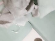 新来的学妹露脸躺在床上让大哥揉奶子抠逼让狼友指挥 穿上开档黑丝主动上位求草