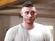 丰满的金发美女斯凯拉 沃克斯被继兄弟操弄湿漉漉的阴部