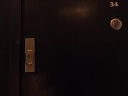 娇小的红发女郎获得颜射