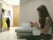 4P名场面 猛男大战3个妹子 坐沙发上一个个轮流来