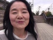 一个用柔软的长舌头和透明的手指轻轻刺激乳头和鸡巴的恶魔小荡妇