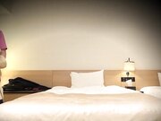 她对因受欢迎女演员的阴户而兴奋的素人友善地微笑