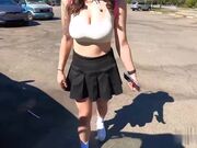 丰满的青少年茉莉王尔德完成她的第一次色情场景