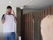 巨乳继母教她缺乏经验的继女如何处理巨大的肥鸡巴