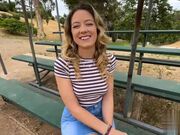 可爱的少女林恩河渴望在她的第一次色情选角中展示她的骑鸡技巧