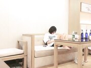 绿帽白嫖良家短发嫩妹 喝酒聊聊天撩起衣服摸奶子 喝够再开始操扒掉衣服