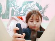 扎着双马尾挺嫩萌妹子大黑牛自慰 全裸近距离特写震动摩擦头部插入