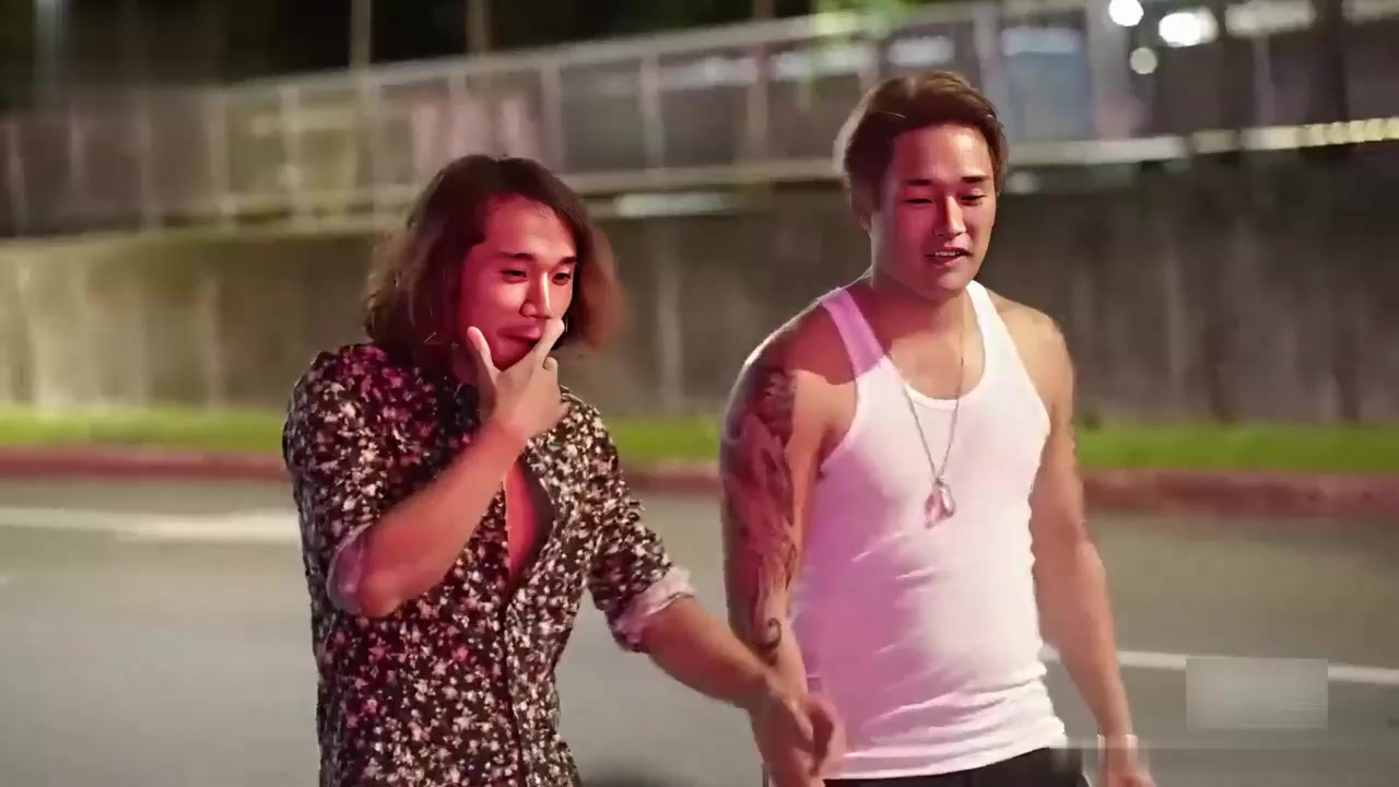 辛尤里 上大夜班被两个客人骚扰