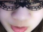 手机直播丰满萌萌的妹子全裸扣逼道具震动自慰秀