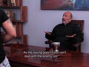 狼师课堂上调戏三位金发正妹掏出肉棒来操他们的後庭