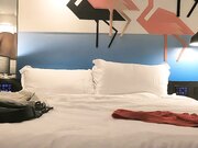 今晚约了两个美乳花臂嫩妹双飞啪啪轮