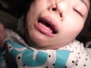 慢慢地舔着 把臭鸡巴吸进嘴里 给它一个坚硬的真空