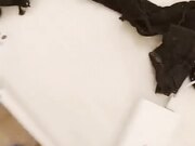 男主同时调教两个女奴 让她们相互舌吻 舔奶 舔逼 最后还往两个女奴嘴里撒尿