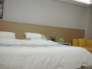 齐逼牛仔短裤黑丝骚女 舔屌足交一脸享受 脱下黑丝掰穴扣弄