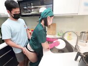 女醫生下班回家還知道要洗碗