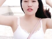 天台勾搭个说四川话正在晾床单的打工仔啪啪妹子嫌他鸡巴不够硬