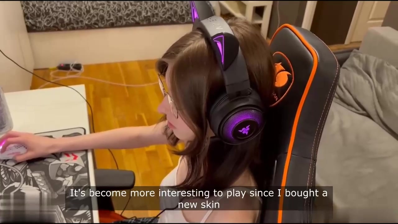 眼镜毛妹小女友第一视角吃大屌，跪在椅子上翘起求操